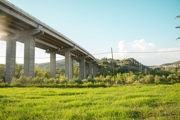 Paisaje de campo con puente