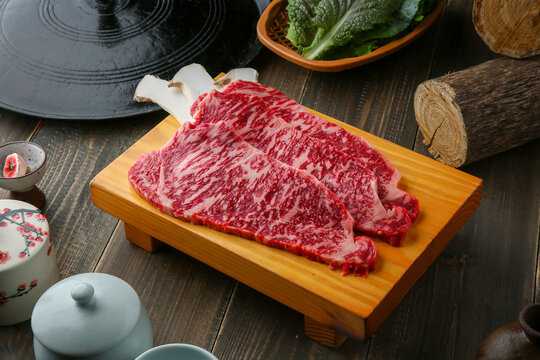 Beef chuck flap tail and side dishes in the background 나무배경에 소고기 살치살과 밑반찬들