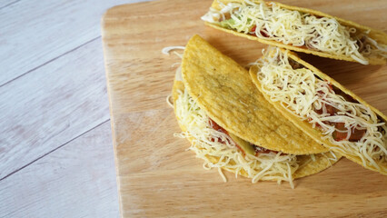 ホームメイドのメキシカン料理のハードシェルのタコス