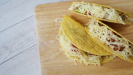 ホームメイドのメキシカン料理のハードシェルのタコス