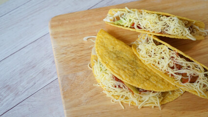 ホームメイドのメキシカン料理のハードシェルのタコス