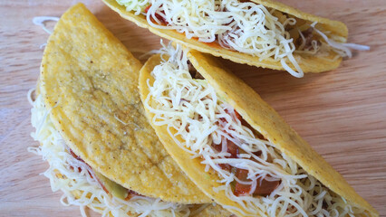ホームメイドのメキシカン料理のハードシェルのタコス