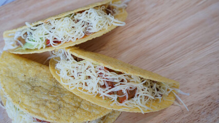 ホームメイドのメキシカン料理のハードシェルのタコス