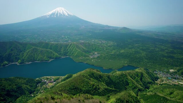 富士山と西湖を雪頭ケ岳山頂から空撮