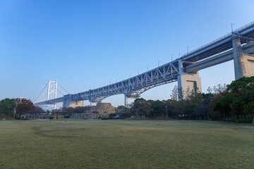 公園から見上げる巨大な瀬戸大橋の情景＠香川