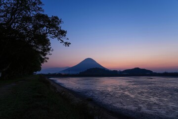 Fototapeta na wymiar 水が抜かれた池と夜明け前の讃岐富士のコラボ情景＠香川