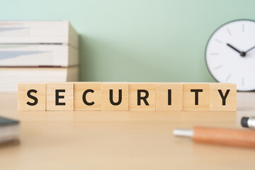 セキュリティ・安全のイメージ｜SECURITYと書かれたブロックが置かれたデスク
