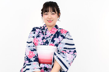 浴衣姿の若い女性