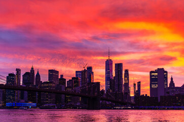 Fototapeta premium Brooklyn Bridge and Manhattan at sunset