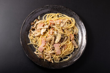 きのこの和風パスタ　(椎茸・えのき・しめじ)　醤油バター