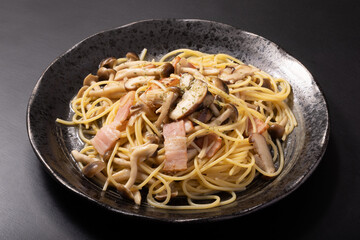 きのこの和風パスタ　(椎茸・えのき・しめじ)　醤油バター