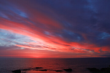Fototapeta na wymiar オレンジ色の雲がきれいな夕暮れの海 
