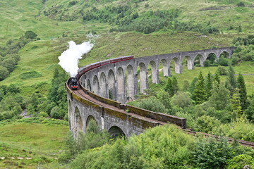 Hogwarts Express (Jacobite Steam Train) fährt über das Eisenbahn-Viadukt Glenfinnan Viaduct Harry Potter Brücke, Glennfinnan, Highlands, Schottland