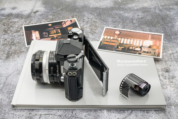 古い一眼レフカメラとフィルムパトローネ