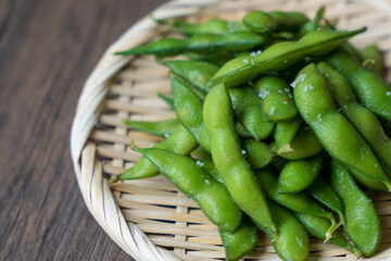 ざるに乗った枝豆　アップ　2