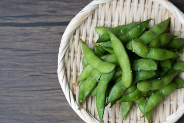 ざるに乗った枝豆2