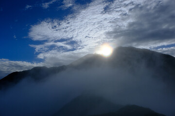 朝日と雲海の赤石岳。南アルプスの絶景トレイル。日本の雄大な自然。百名山。