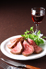 厚くスライスした和牛のローストビーフ