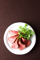 スライスした和牛のローストビーフ　俯瞰撮影