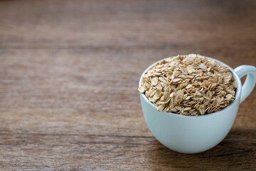 コップに入ったオートミール　左にコピースペース