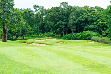 Fototapeta premium Green with Sand bunkers on Golf course