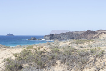 Fototapeta na wymiar Playa de las Conchas with Mount Clara in the background. The island La Graciosa, Lanzarote, Canary Islands, Spain