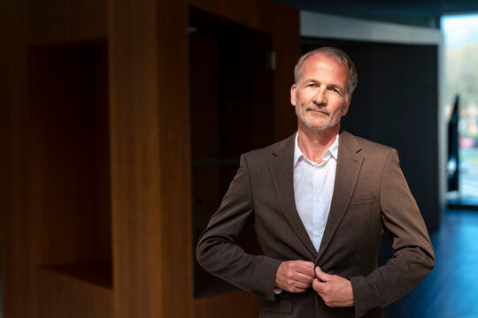 Businessman wearing blazer in office