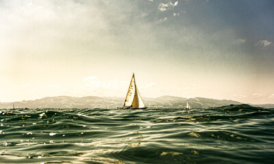 Segelboot im Abendlicht auf dem Bodensee vor den Appenzeller Hügeln