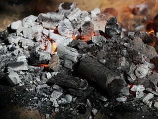 Braises chaudes sur un feu de camp