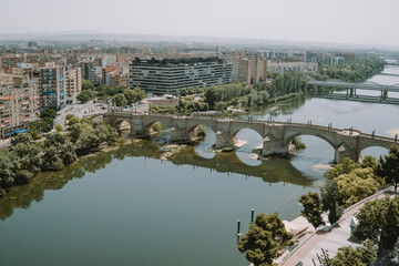 Fototapeta premium Puente de Piedra in Zaragoza, Spain 
