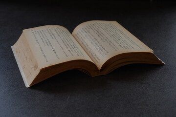 Obraz premium 本を読む