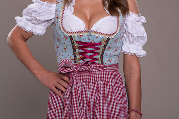 Nahaufnahme von einer jungen Frau im Dirndl Kleid 