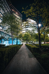 Obraz premium Path through garden in the middle of London's skyscrapers