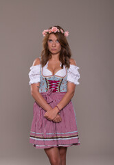 Junge Frau im Dirndl ist genervt