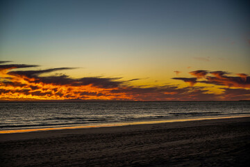 Obraz premium Dramatic vibrant sunset scenery in Puerto Penasco, Mexico