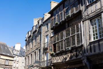 Fototapeta na wymiar Commune de dinan dans le département des Côtes-d'Armor en région Bretagne de style médiéval 