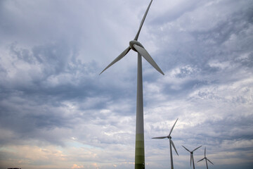 énergie verte : éoliennes génératrices d'électricité grâce au vent