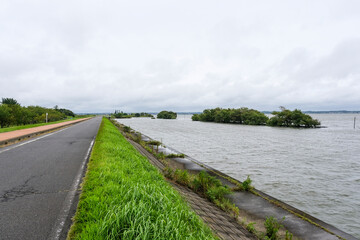 Fototapeta na wymiar 霞ケ浦の湖岸に沿って敷かれたサイクリング道路
