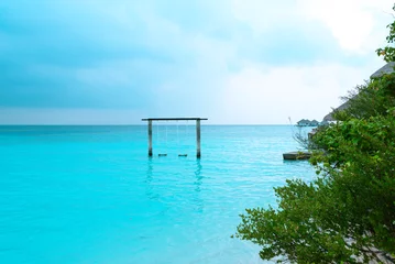 Photo sur Plexiglas Turquoise paysage pittoresque aux Maldives avec des balançoires dans l& 39 eau