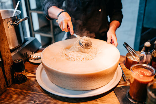 Pasta im Parmesanleib
