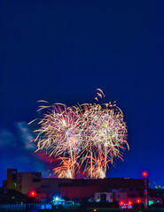 夏の夜空に舞い上がる打ち上げ花火
