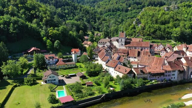 Picturesque Swiss village of Saint-Ursanne on the Doubs River, Switzerland. Village Saint-Ursanne in the district of Porrentruy in the canton of Jura, Switzerland. Saint Ursanne, Jura, Suisse