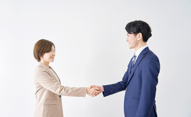 握手するビジネスウーマンとビジネスマン