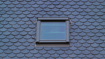 fenêtre de toit sur toiture en ardoise