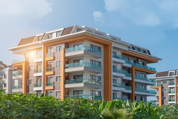 Obraz premium Cityscape of a residential area with modern apartment buildings.