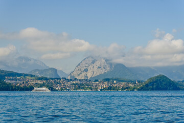 Naklejka premium Spiez, Schloss, Dorf, Thunersee, Niesen, Stockhorn, Merligen, Seeufer, Morgennebel, Wolken, Alpen, Schweizer Berge, Wassersport, Schifffahrt, Seerundfahrt, Wanderweg, Berner Oberland, Sommer, Schweiz