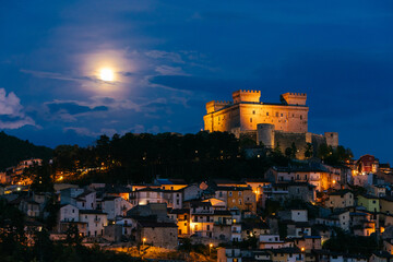 Castello di Celano di notte con luna