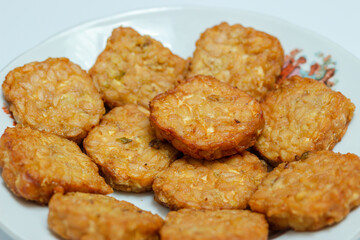 Fried tempeh served on a plate