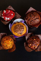 Cinque Muffin di gusti diversi fotografati dall'alto in un bar 