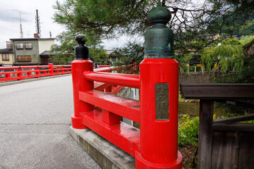 Fototapeta na wymiar 宮川に掛かる赤い橋